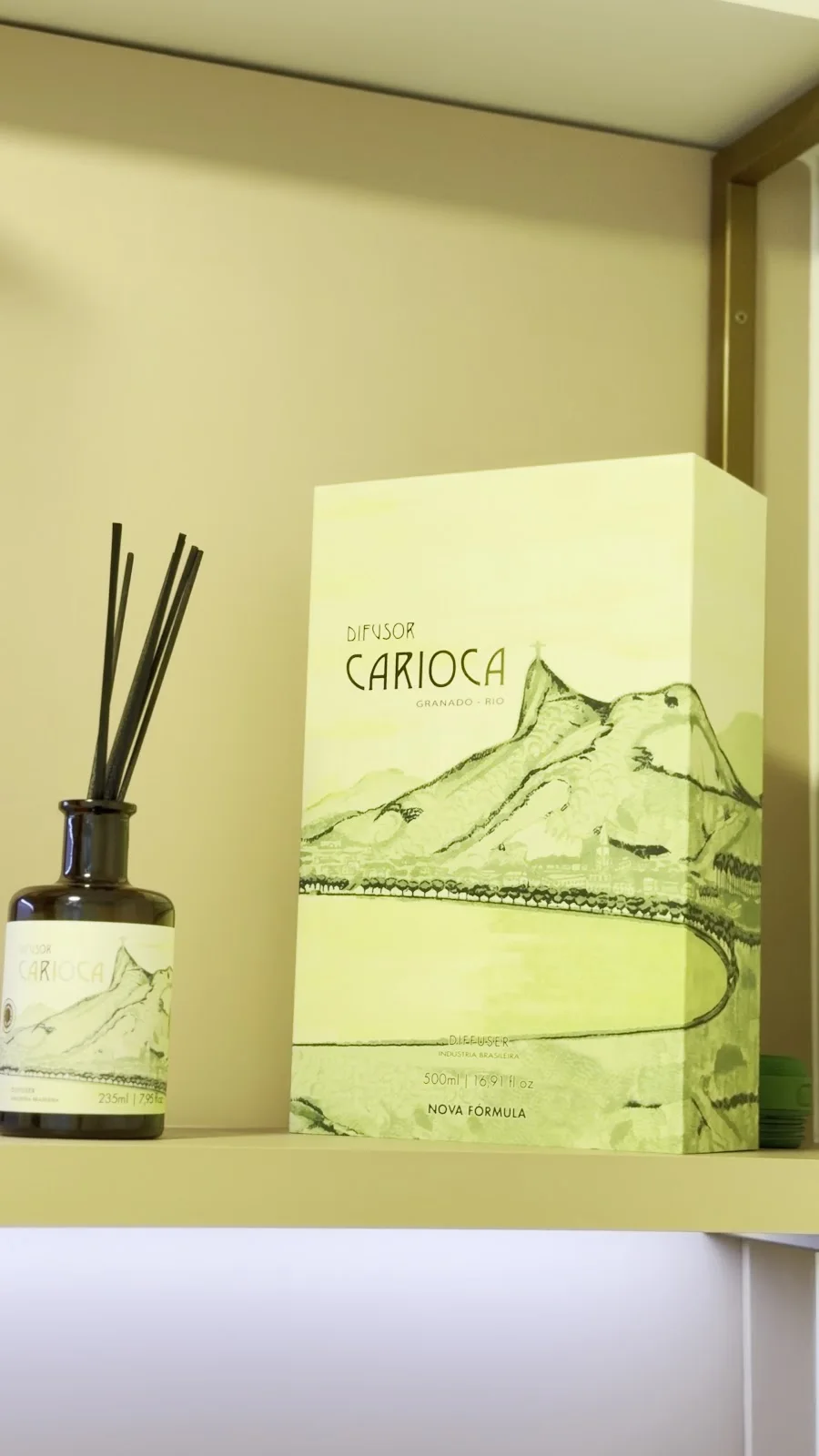 Difusor de ambiente Sinfonia Carioca numa prateleira