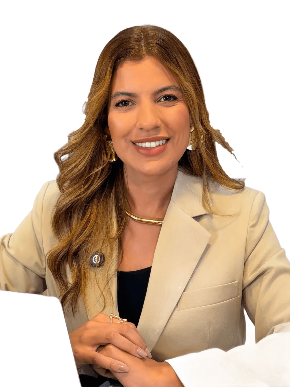 Dra. Clarissa Fernandes, de blazer bege, sorrindo