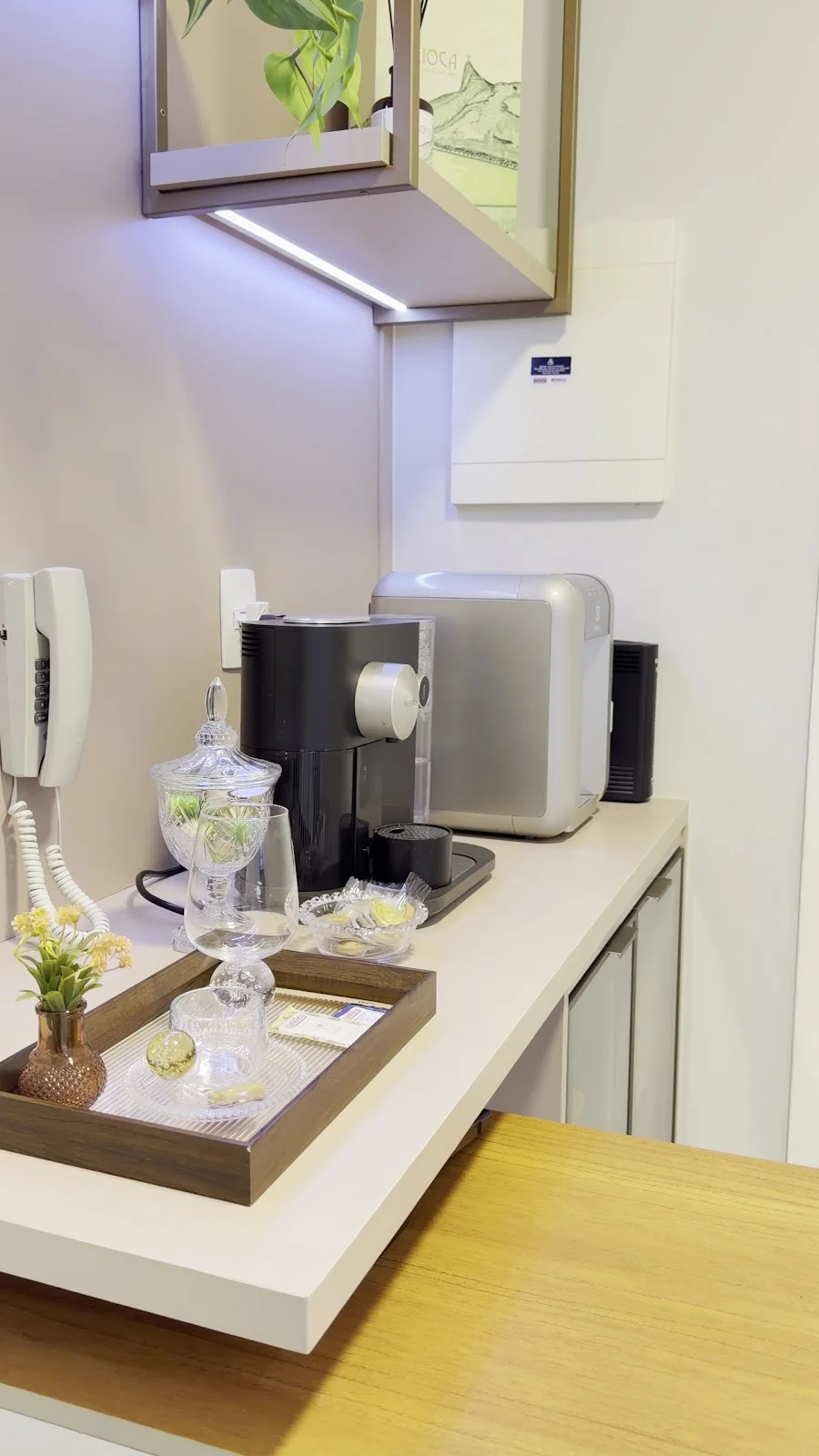 Bancada do café com bandeja, taças e máquina de expresso